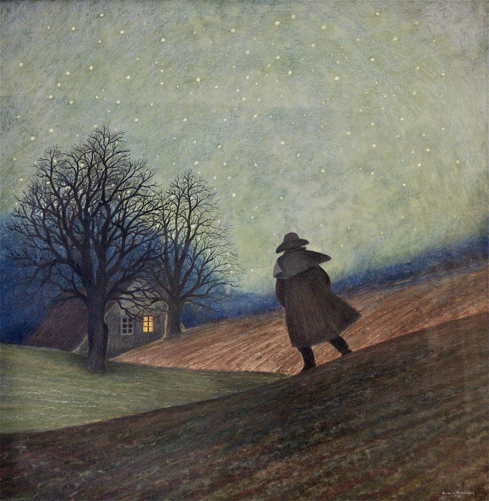 Ein Wanderer geht ueber Wiesen und Felder auf ein Haus zu welches hinter Baeumen versteckt ist. In einem der Fenster brennt Licht.